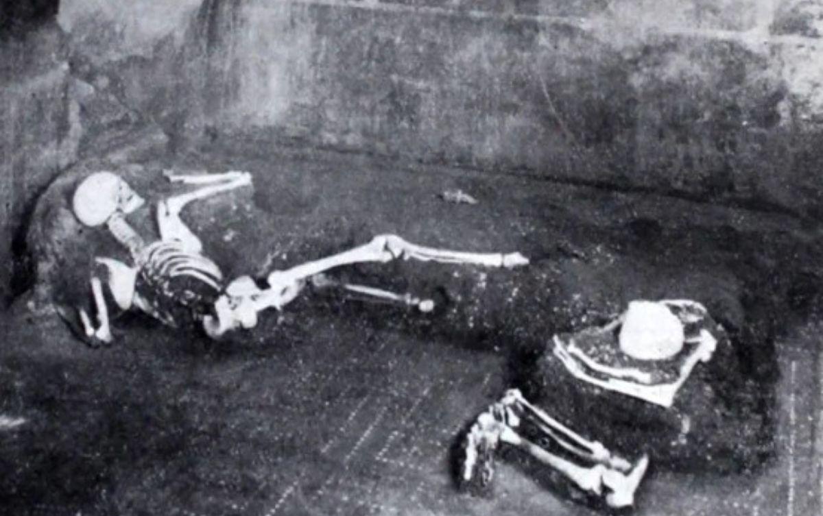 Los dos individuos cuyos restos fueron analizados en la investigación, tendidos mientras morían en Pompeya.