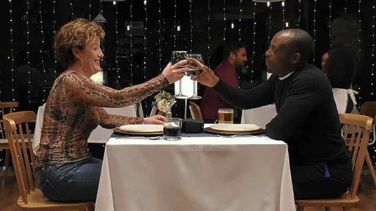 Un comensal de First Dates contesta así tras las dudas sobre su color de piel Un comensal de First Dates contesta así tras las dudas sobre su color de piel