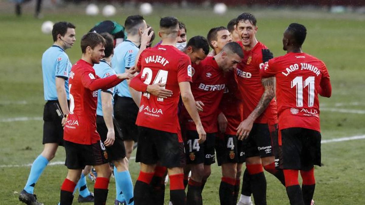 El Mallorca continua ampliando su ventaja tras su victoria en el Carlos Belmonte y los empates de Almería y Espanyol El Mallorca continua ampliando su ventaja tras su victoria en el Carlos Belmonte y los empates de Almería y Espanyol