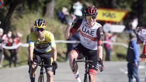 Pogacar y Roglic entran de la mano en línea de meta Pogacar y Roglic entran de la mano en línea de meta