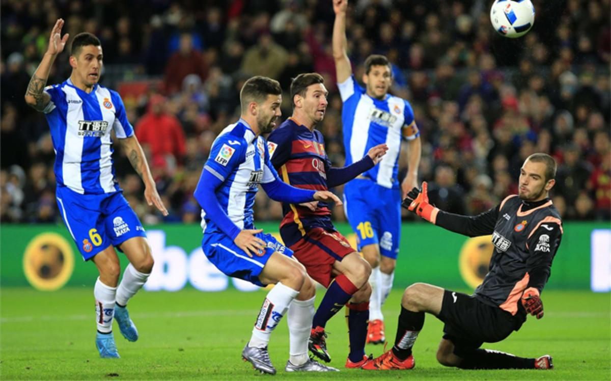 Pau López, en un derbi contra el Barcelona Pau López, en un derbi contra el Barcelona