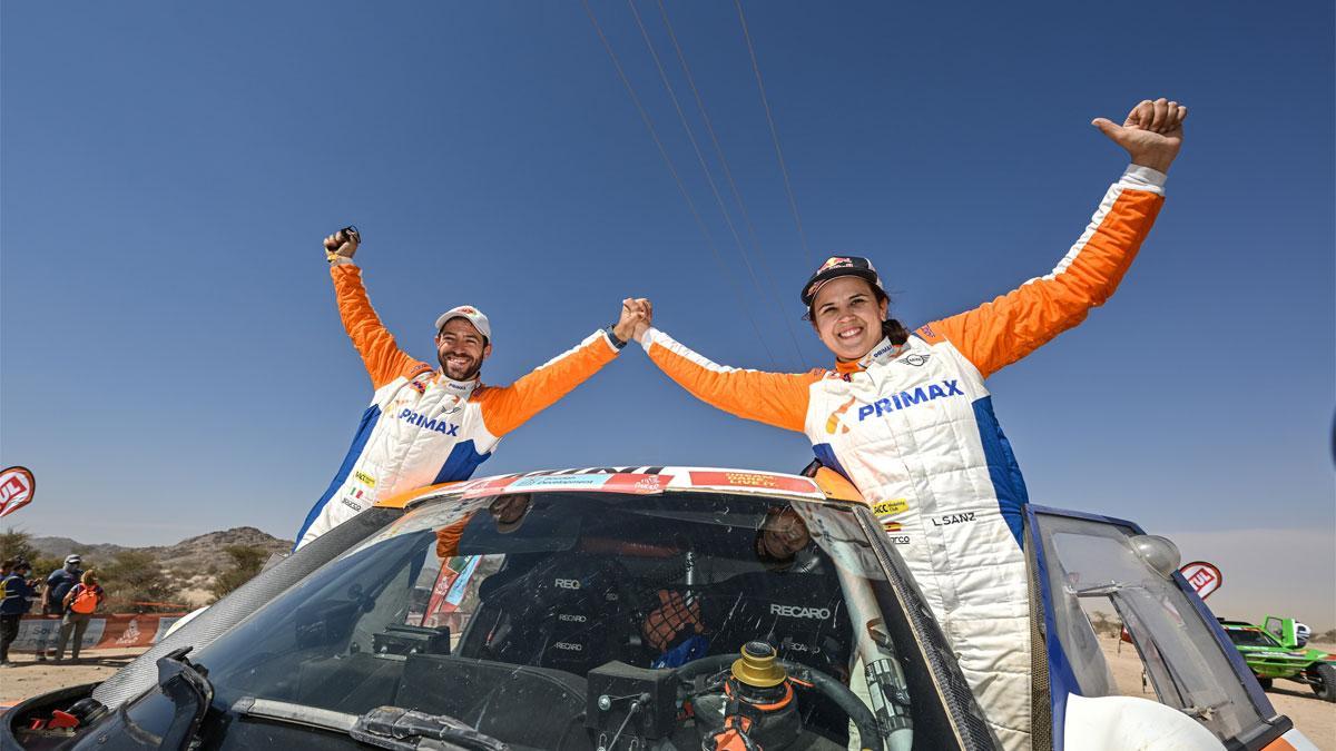 Laia Sanz y su copiloto Maurizio Gerini, en la meta de Jeddah