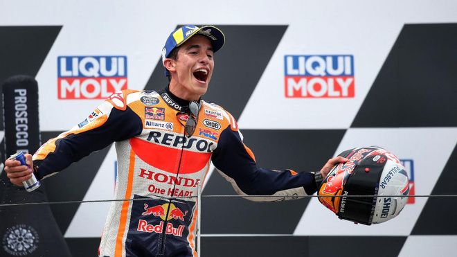 Márquez celebra su victoria en Sachsenring Márquez celebra su victoria en Sachsenring