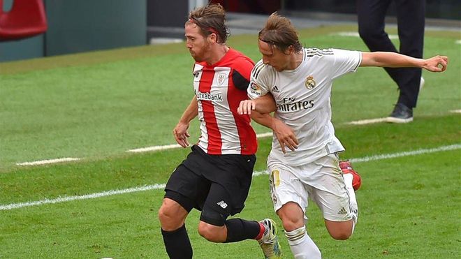 Muniain pugna con Modric por un balón en el centro del campo Muniain pugna con Modric por un balón en el centro del campo
