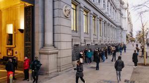 Varias personas hacen cola para contratar Letras del Tesoro, en el Banco de España, a 3 de febrero de 2023, en Madrid (España).