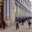 Varias personas hacen cola para contratar Letras del Tesoro, en el Banco de España, a 3 de febrero de 2023, en Madrid (España).