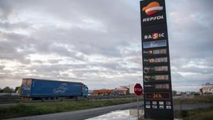 Archivo - Un camión pasa al lado de una gasolinera situada en el eje Manzanares-Valdepeñas de la autopista A4