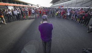 Carmelo Ezpeleta recibe el homenaje de todo el paddock, en la parrilla de MotoGP, de Portimao Carmelo Ezpeleta recibe el homenaje de todo el paddock, en la parrilla de MotoGP, de Portimao