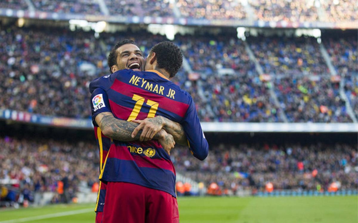 Neymar y Alves celebrando el primer gol del FC Barcelona