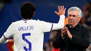 Ancelotti entregado a Vallejo al final del partido