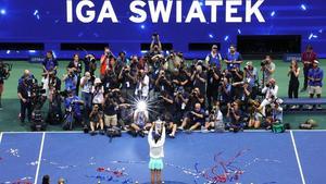 Iga Swiatek alza su trofeo de ganadora del US Open