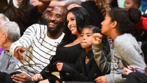 Kobe, con su familia, en un partido de pretemporada de los Lakers Kobe, con su familia, en un partido de pretemporada de los Lakers