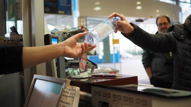 Devolver el envase a la tienda evitaría tirar 6.000 millones de latas y botellas en España Devolver el envase a la tienda evitaría tirar 6.000 millones de latas y botellas en España