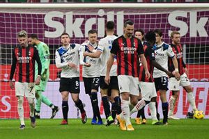 Zlatan Ibrahimovic, impotente ante el vendaval de la Atalanta en San Siro Zlatan Ibrahimovic, impotente ante el vendaval de la Atalanta en San Siro