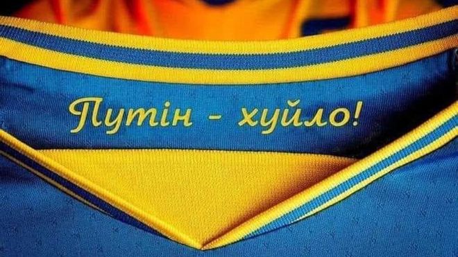 El lema Gloria a los héroes que figura en el cuello tendrá que ser eliminado El lema Gloria a los héroes que figura en el cuello tendrá que ser eliminado