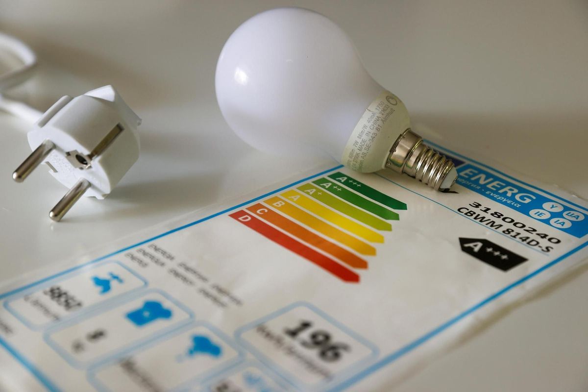 La luz repunta este sábado un 8 % hasta alcanzar 218,82 euros/MWh La luz repunta este sábado un 8 % hasta alcanzar 218,82 euros/MWh