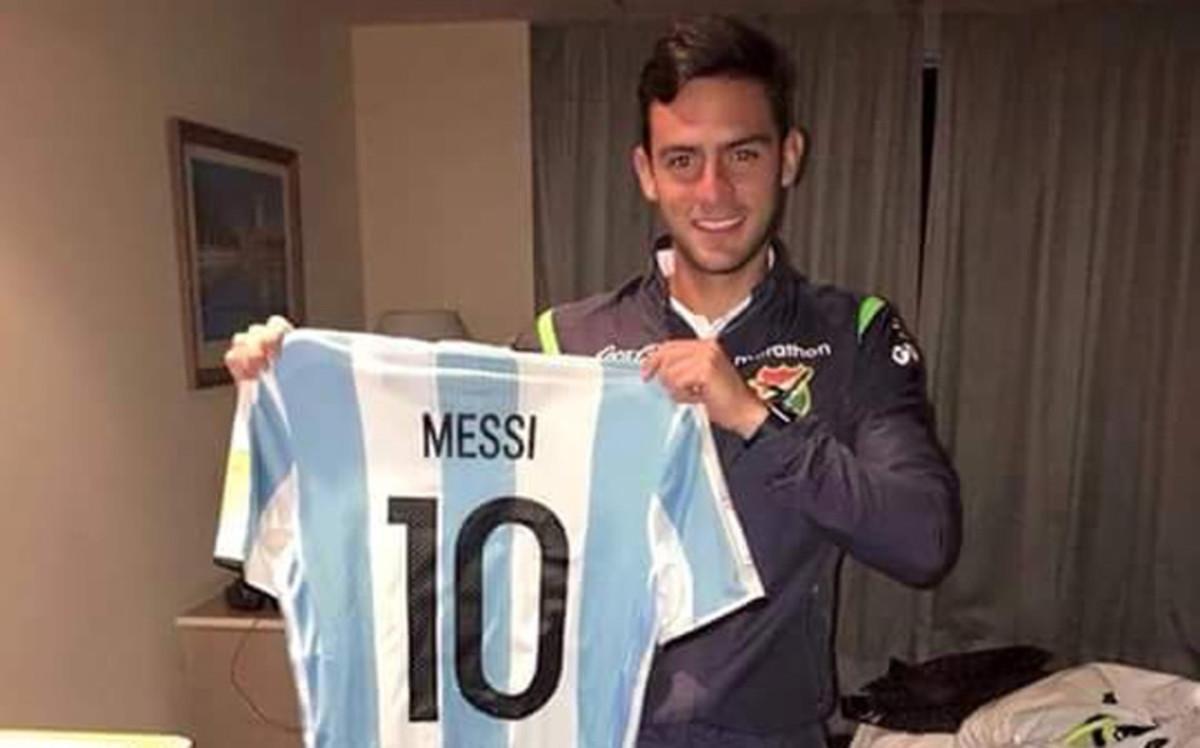 Los jugadores de Bolivia se pelan por la camiseta de Messi