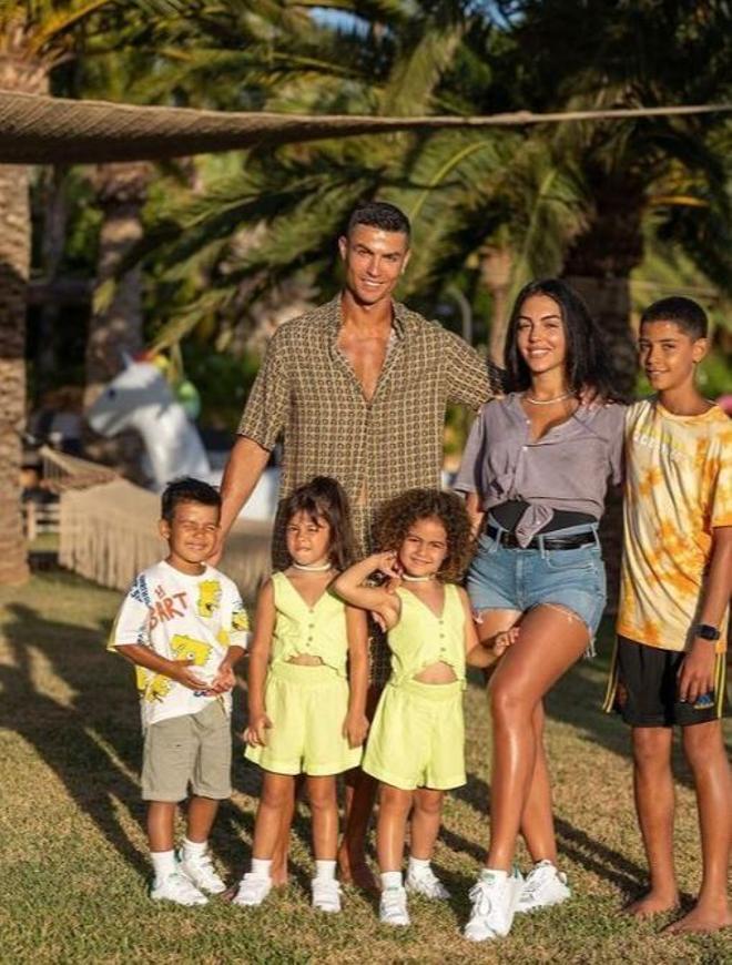 Cristiano Ronaldo descansa junto a su familia