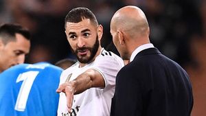 Benzema charla con Zidane Benzema charla con Zidane