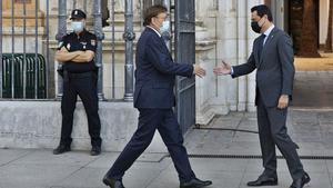 Puig y Bonilla se saludanantes de su reuniónen el Palacio de San Telmo, en Sevilla el pasado septiembre.