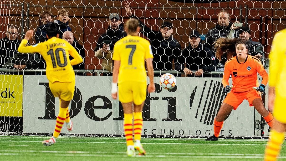 Jenni Hermoso anotando el 0-2 desde el punto de penalti Jenni Hermoso anotando el 0-2 desde el punto de penalti