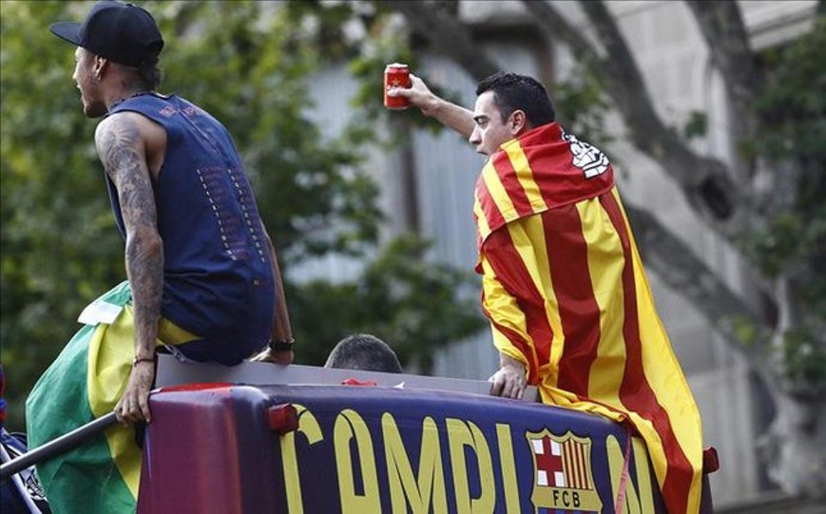 Xavi y Neymar, en el autocar que llevaba al Barça por las calles de Barcelona