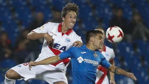 El centrocampista del Getafe Arambarri disputa un balón al alavesista Pina El centrocampista del Getafe Arambarri disputa un balón al alavesista Pina