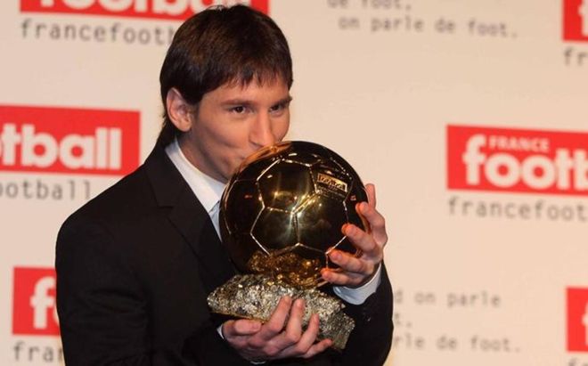 Leo Messi ganó su primer Balón de Oro en el año 2009 Leo Messi ganó su primer Balón de Oro en el año 2009