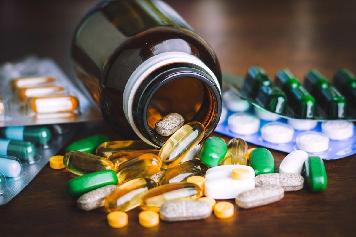 Un bote de medicamentos. Un bote de medicamentos.