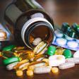 Un bote de medicamentos.