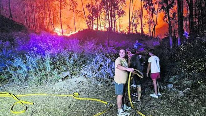 Ocho fuegos arrasan más de 2.200 hectáreas en A Coruña y tres de ellos todavía continúan activos