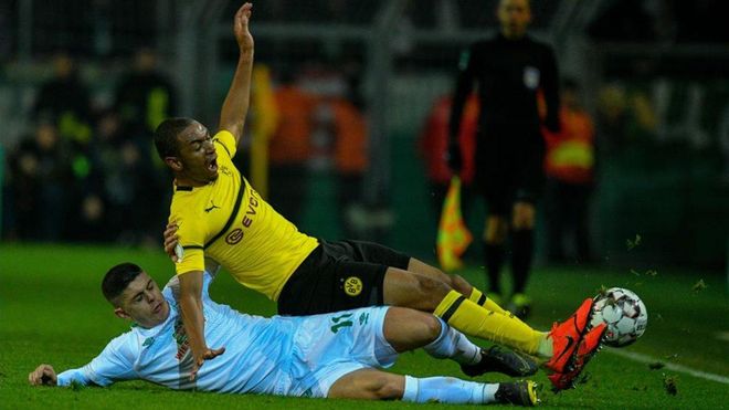 Rashica derriba a Diallo en su internada por la banda Rashica derriba a Diallo en su internada por la banda