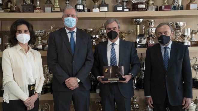 de izquierda a derecha, Rocío de Aguilera, secretaria general de Sport Cultura Barcelona; Albert Agustí, presidente de Sport Cultura Barcelona; Carlos Sainz y Josep Mateu, presidente del RACC de izquierda a derecha, Rocío de Aguilera, secretaria general de Sport Cultura Barcelona; Albert Agustí, presidente de Sport Cultura Barcelona; Carlos Sainz y Josep Mateu, presidente del RACC