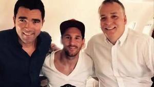 Echevarría, con Messi y Deco, en un viaje del astro argentino a Gabón