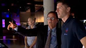 Lewandowski visita el museo del Barça y otras dependencias del club