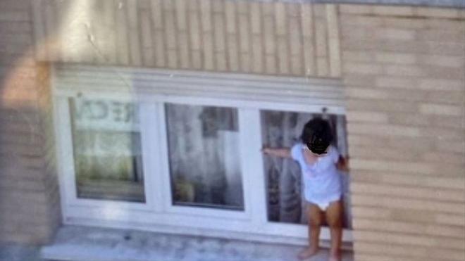 Susto en Gijón por un niño de dos años que jugaba en el alféizar de la ventana de un tercer piso: «Fue una situación de pánico»
