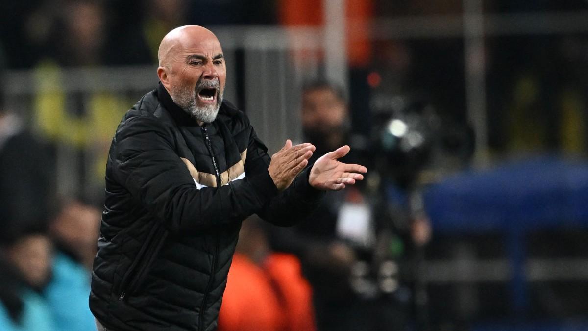 Jorge Sampaoli gesticula durante el partido de la Europa League entre el Fenerbahçe y el Sevilla Jorge Sampaoli gesticula durante el partido de la Europa League entre el Fenerbahçe y el Sevilla