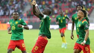 Los jugadores de Camerún celebran el pase a octavos de final