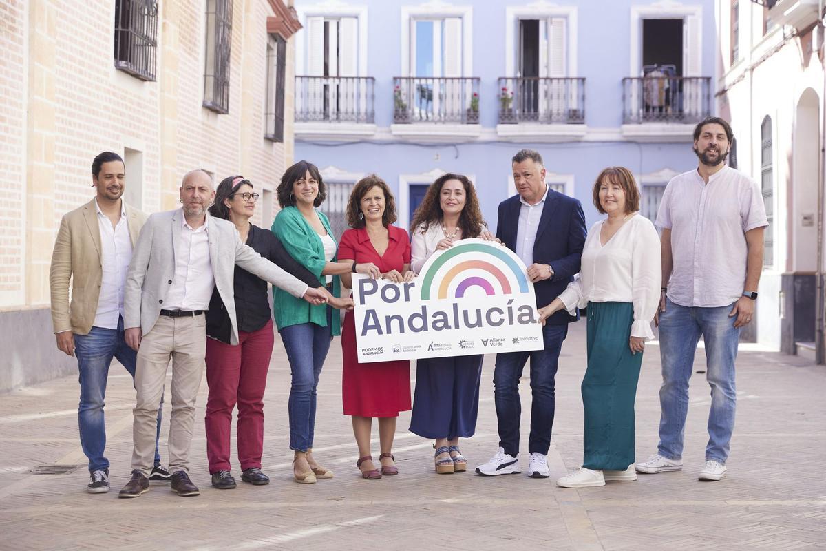 La candidata del grupo, Inmaculada Nieto, (4d), posa con el logo durante la presentación de la coalición Por Andalucía, con la candidata a la presidencia de la Junta de Andalucía en la Carbonería, a 11 de mayo de 2022 en Sevilla (Andalucía, España)