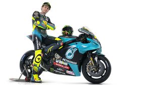 Valentino Rossi, con la Yamaha M1 del Petronas SRT Team Valentino Rossi, con la Yamaha M1 del Petronas SRT Team