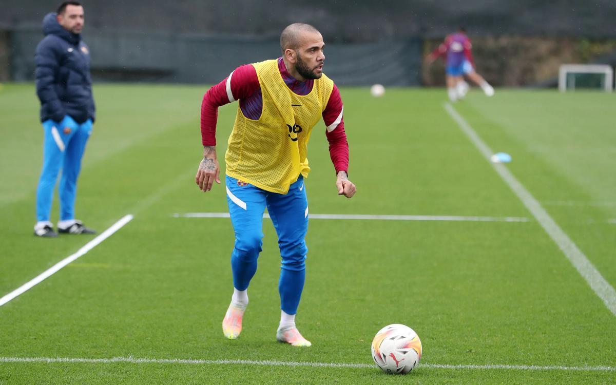 Dani Alves, durante un entrenamiento con el Barça la pasada temporada. Dani Alves, durante un entrenamiento con el Barça la pasada temporada.