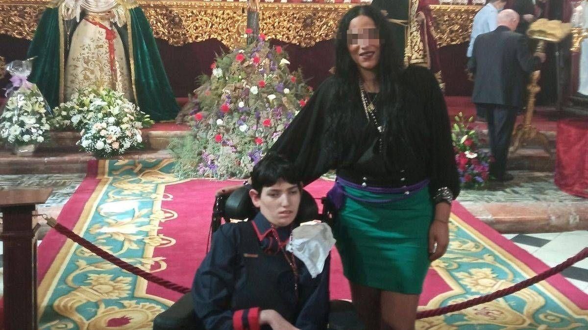 Una imagen de Macarena con su hijo desaparecido, en una iglesia de su pueblo. Una imagen de Macarena con su hijo desaparecido, en una iglesia de su pueblo.
