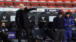 Paco López durante el Barça-Levante de La Liga 2020/21. Al fondo, a la derecha, Ronald Koeman Paco López durante el Barça-Levante de La Liga 2020/21. Al fondo, a la derecha, Ronald Koeman