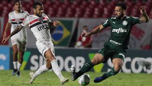 Dani Alves ha completado su segundo año en el Sao Paulo en blanco Dani Alves ha completado su segundo año en el Sao Paulo en blanco