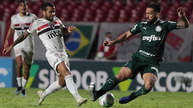 Dani Alves ha completado su segundo año en el Sao Paulo en blanco Dani Alves ha completado su segundo año en el Sao Paulo en blanco