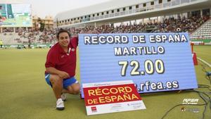 Laura Redondo, posando con su récord