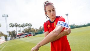 Alexia Putellas posa con el brazalete de capitana de la Selección española Alexia Putellas posa con el brazalete de capitana de la Selección española