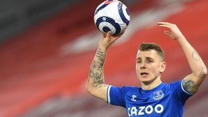 Lucas Digne se prepara para ejecutar un saque de banda Lucas Digne se prepara para ejecutar un saque de banda