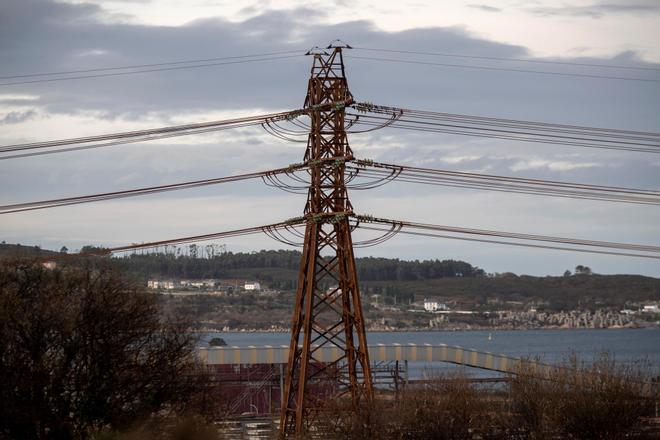 El precio mayorista de la electricidad caerá este domingo un 7%, hasta los 172,39 euros