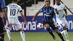 Hernán Figueredo de Liverpool disputa un balón con Facundo Martínez de Universidad Católica Hernán Figueredo de Liverpool disputa un balón con Facundo Martínez de Universidad Católica